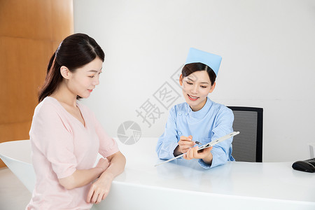 女病人在医院前台咨询背景图片