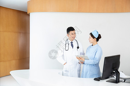 医院前台医生和护士讨论 图片