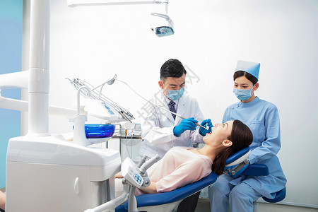护士接待牙科医生做手术背景