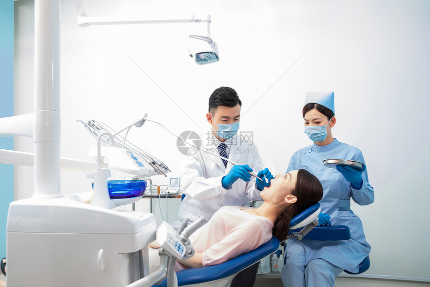 牙科医生做手术图片