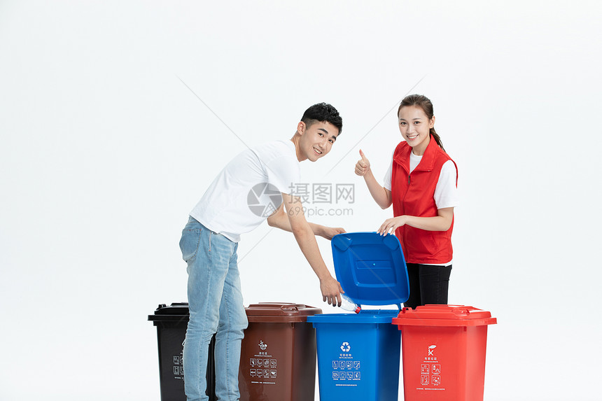 志愿者监督扔垃圾图片