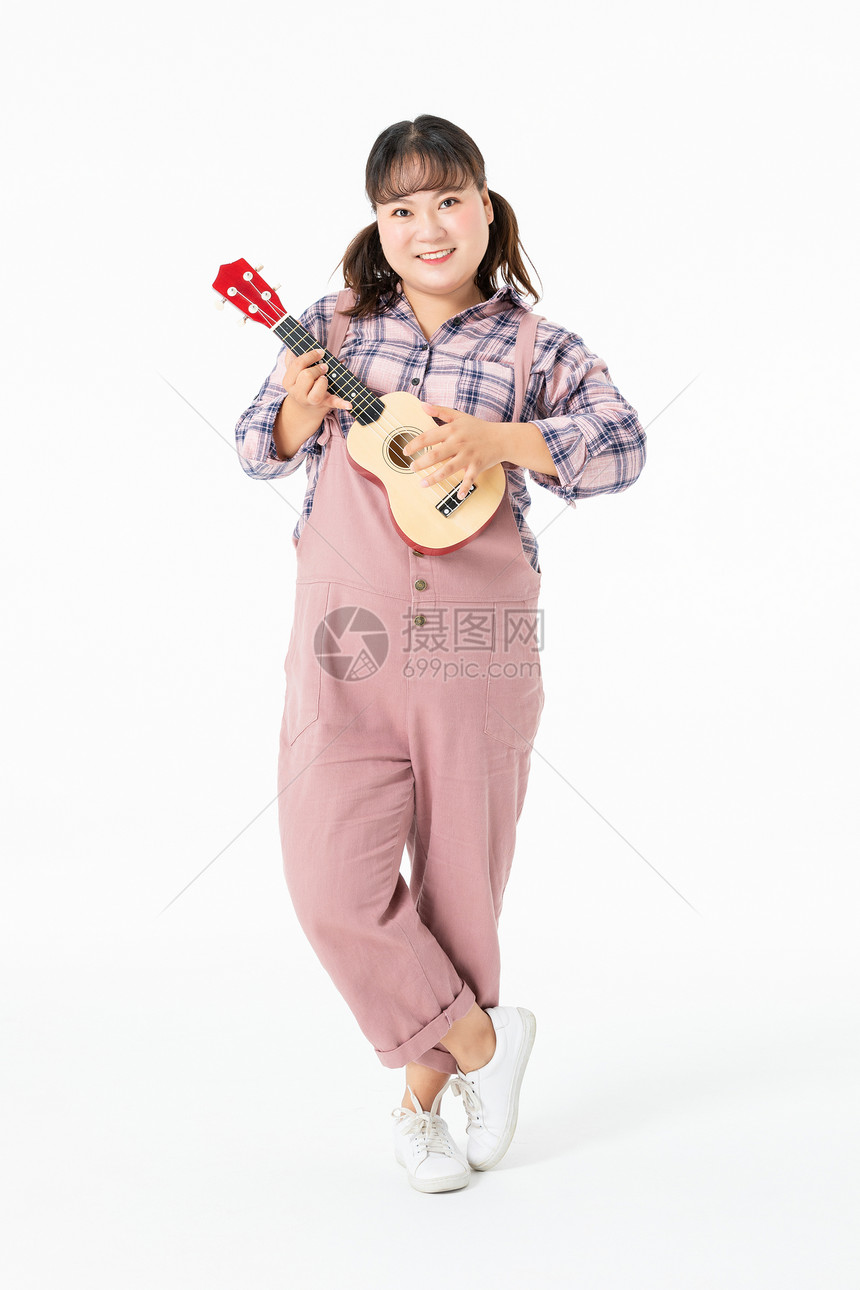 胖女孩弹吉他图片
