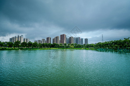 下雨湖面楼盘背景