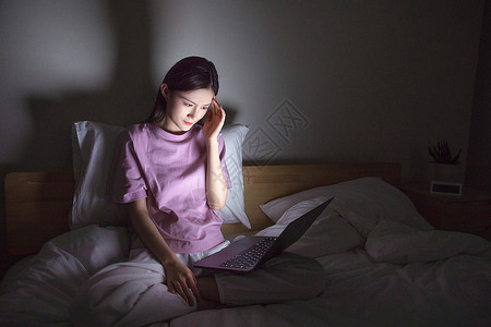 女性熬夜玩电脑背景图片
