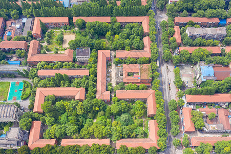 老工厂大院宿舍区房子和绿化背景图片