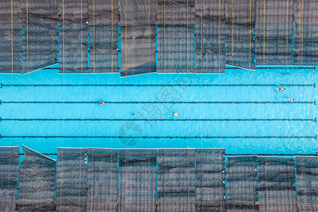 夏天的小区游泳池背景图片
