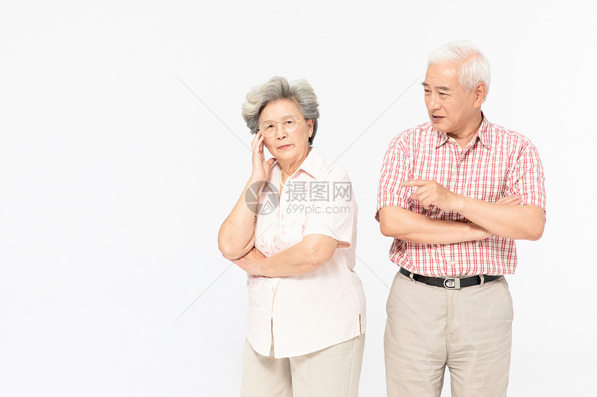 老年夫妻吵架 图片