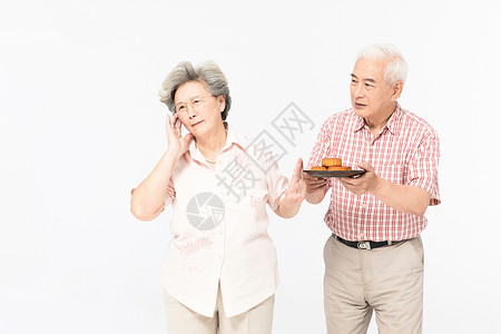 老年夫妇吃月饼背景图片
