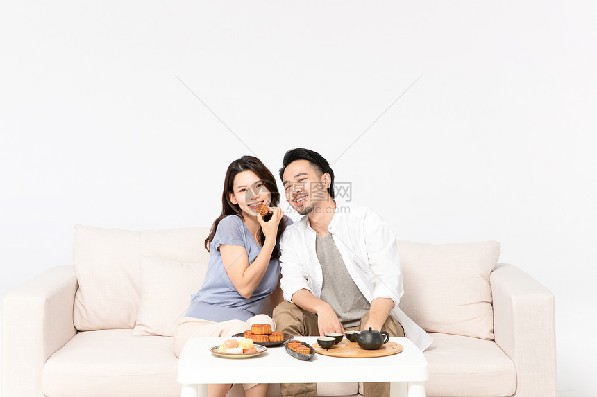 青年夫妻吃月饼图片