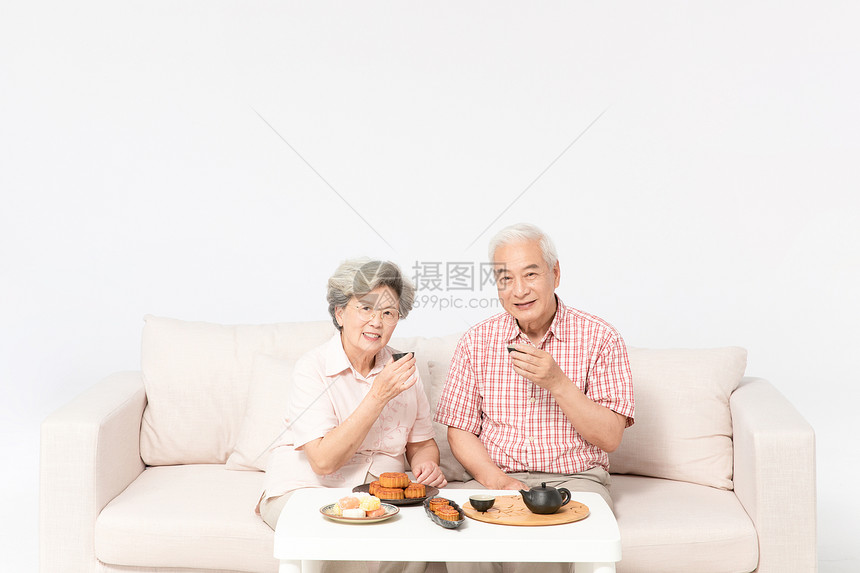 老年夫妻吃月饼图片