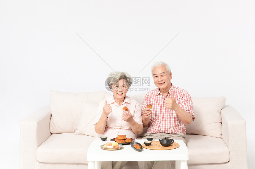 老年夫妻吃月饼图片