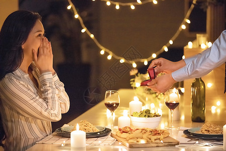 浪漫的情人节约会竖版插画情侣烛光晚餐求婚背景