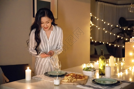 女性布置烛光晚餐图片