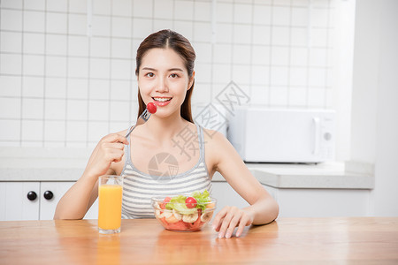 厨房做早餐的居家女性美女居家吃水果背景