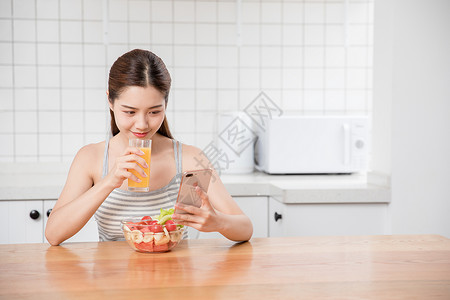 厨房果汁美女居家早餐看手机背景