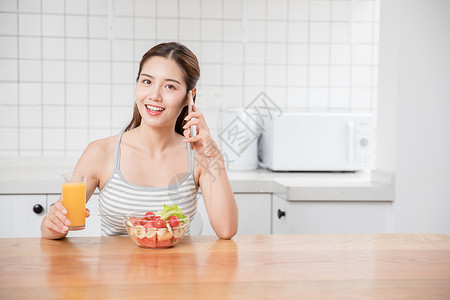 美女居家早餐打电话图片