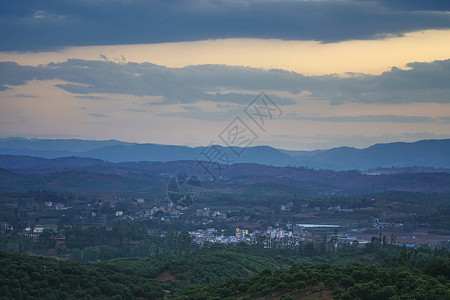 大山村庄云南高原地区傍晚日落时的村庄背景