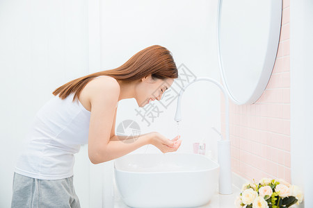 卫生间洗脸台美女居家洗脸背景