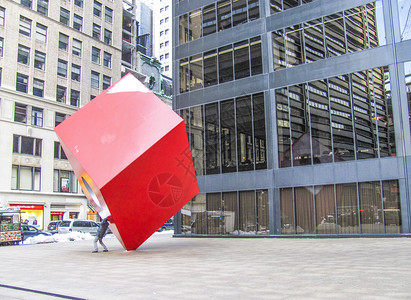 纽约街头的红色立方体雕塑背景图片