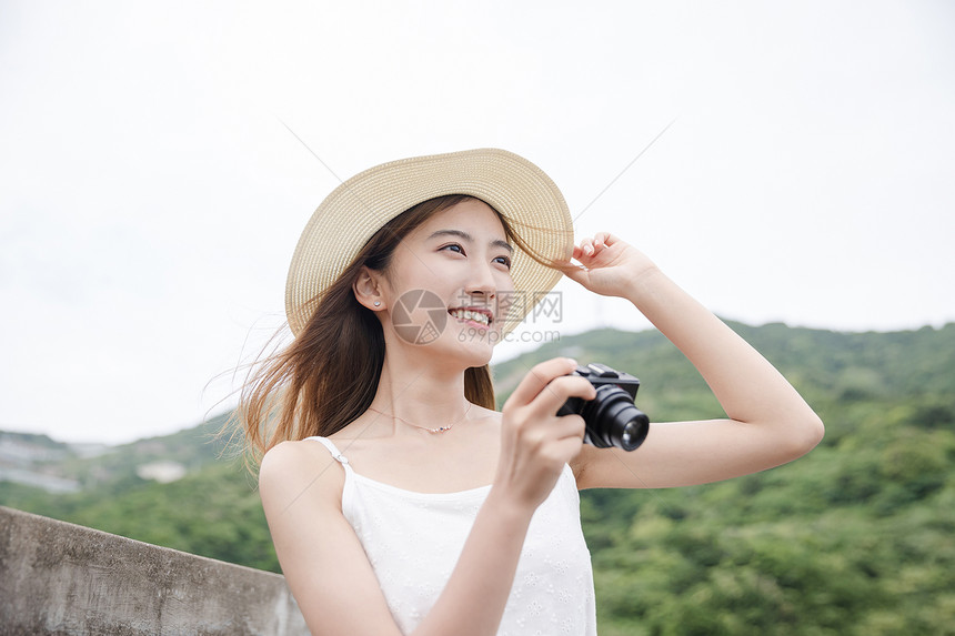 清新美女海岛拍照图片