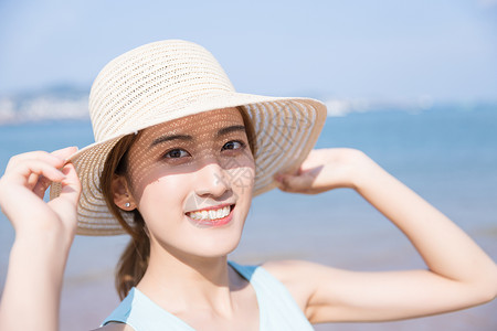 女孩戴帽子夏日海边阳光美女背景
