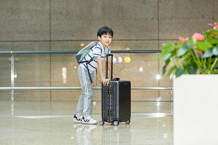 提着行李的男孩儿童机场出行背景