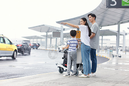 家庭出行一家三口机场外打车背景