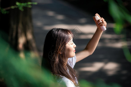 夏季化妆品防晒标签女孩防晒喷雾背景