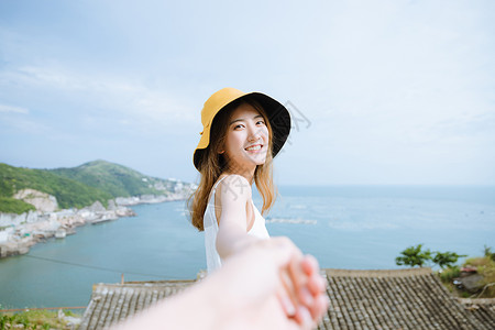 美女回头夏日海边清新美女背景