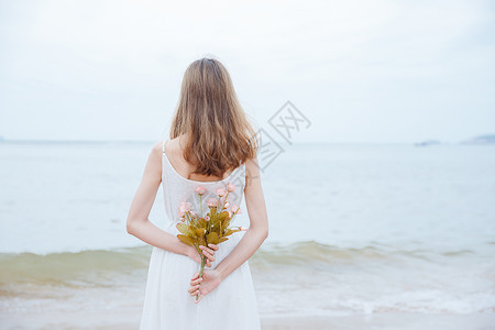 戴花女孩夏日海边清新美女背影背景