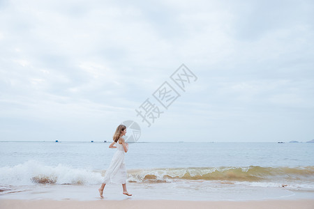 夏日海边清新美女奔跑图片