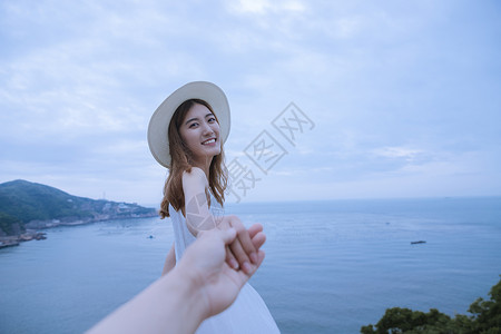 回头的女孩夏日海边清新美女背景