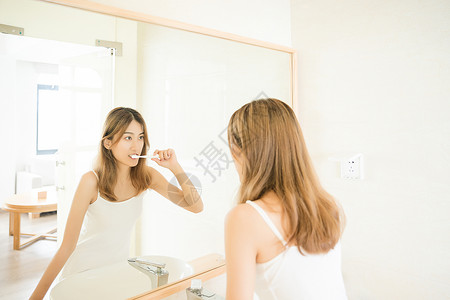 年轻女性刷牙背景图片