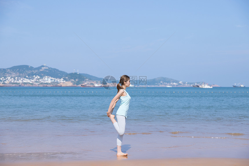 海边夏日美女运动图片