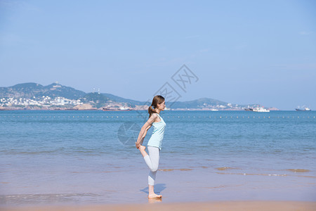 海边夏日美女运动图片