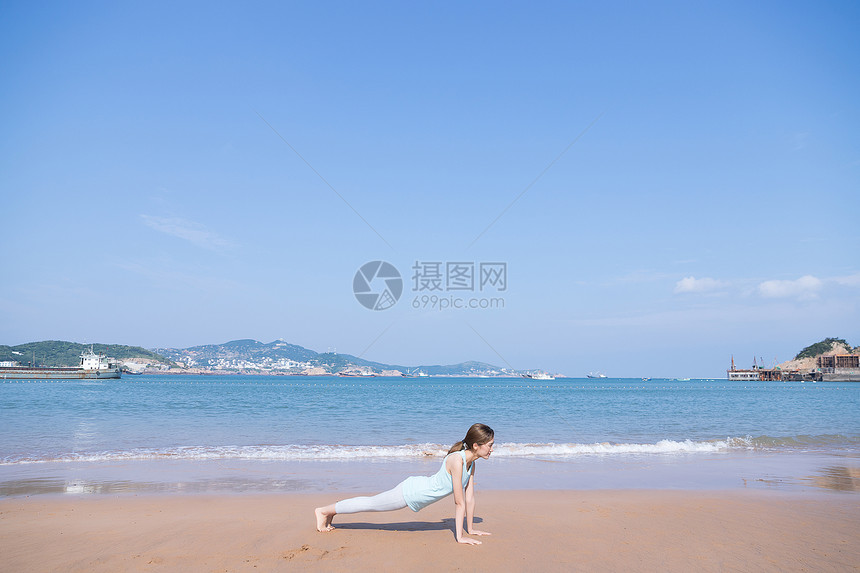 夏日海边美女运动图片