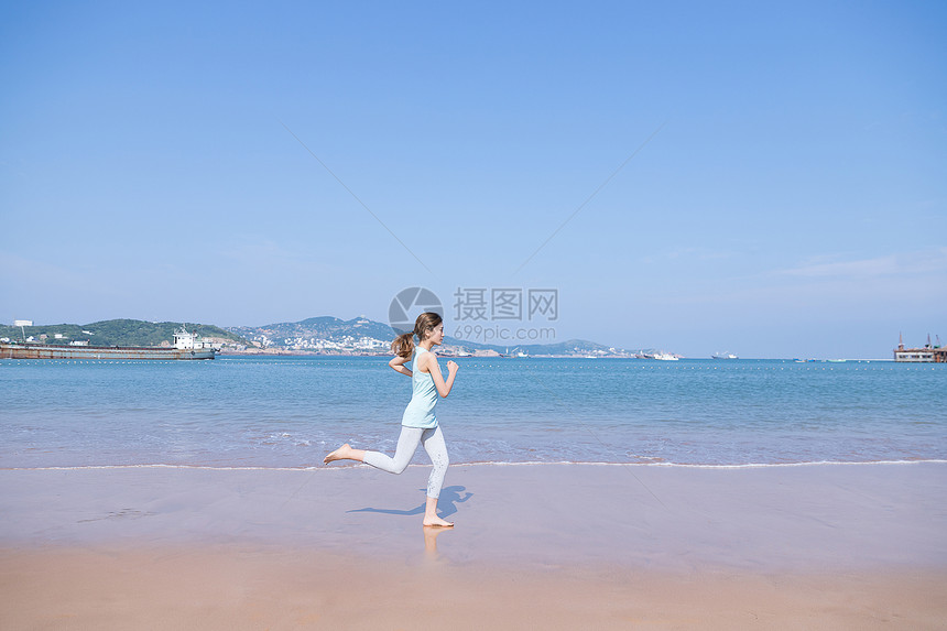 夏日海边美女跑步图片