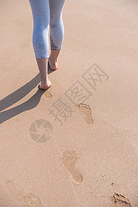 赤脚走路沙滩走路特写背景