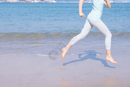 夏日海边美女跑步特写图片