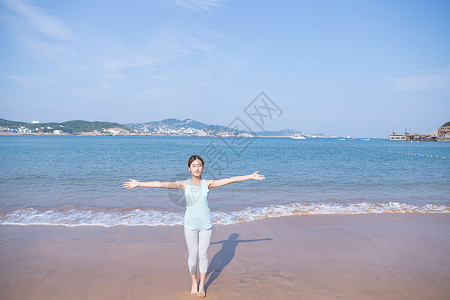 夏日海边美女瑜伽图片