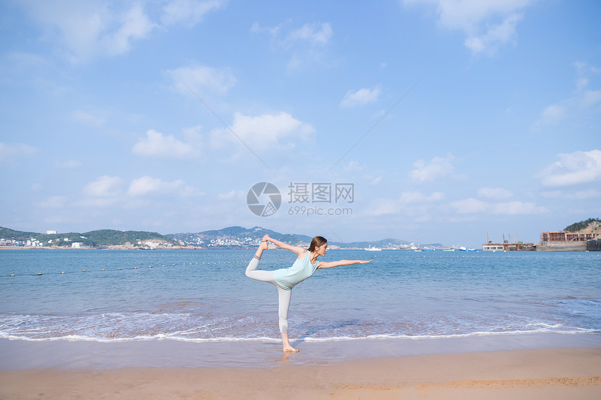 海边夏日美女瑜伽图片