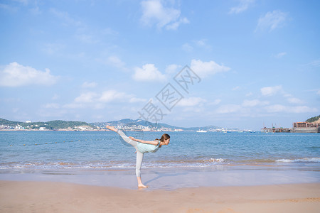 海边夏日美女瑜伽图片