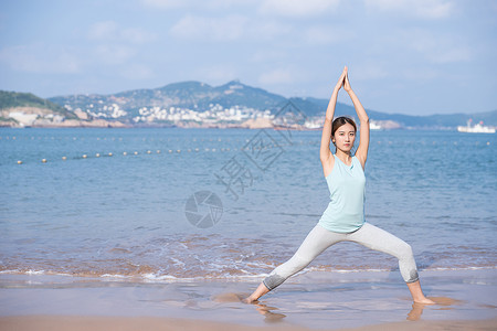 海边夏日美女瑜伽图片