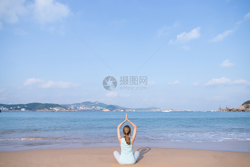 海边夏日美女打坐背影图片