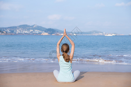 海边夏日美女打坐背影背景图片