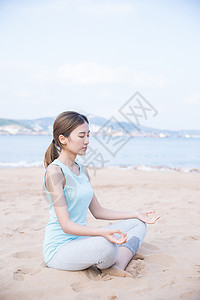 打坐的女孩海边夏日美女冥想背景