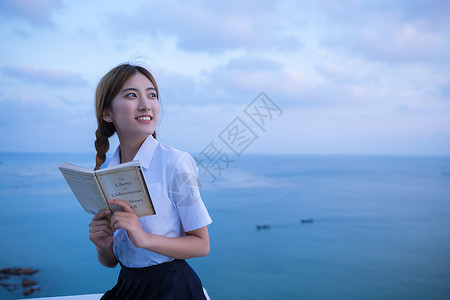 美女制服海边可爱学生阅读背景