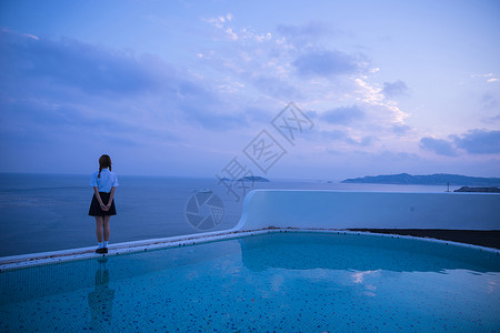 制服女孩夏日黄昏泳池美女背影背景