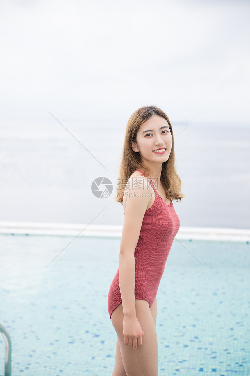 海边泳池美女图片