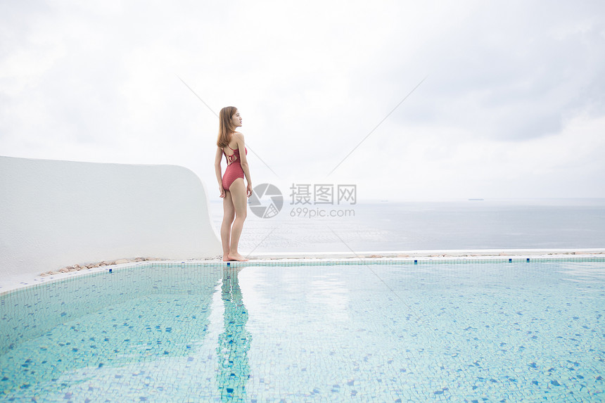 海边泳池美女图片